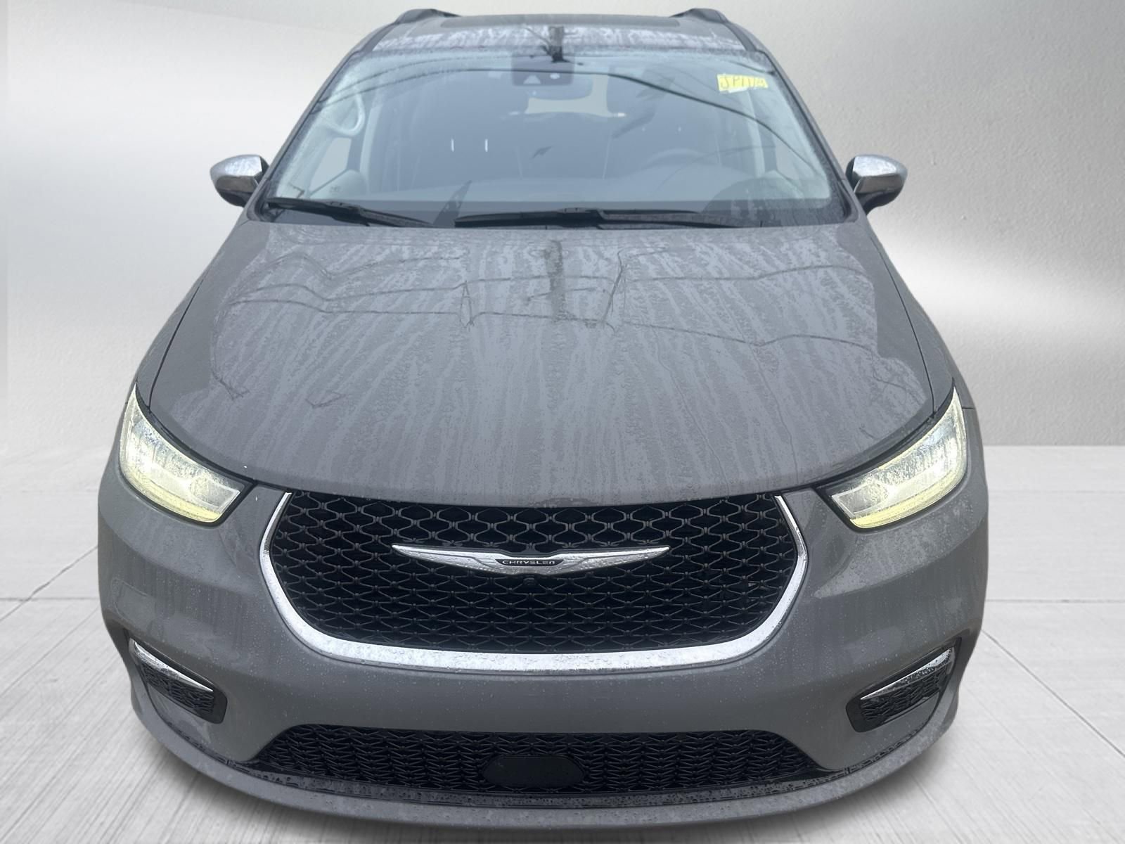 Used 2023 Chrysler Pacifica Limited FWD image 2