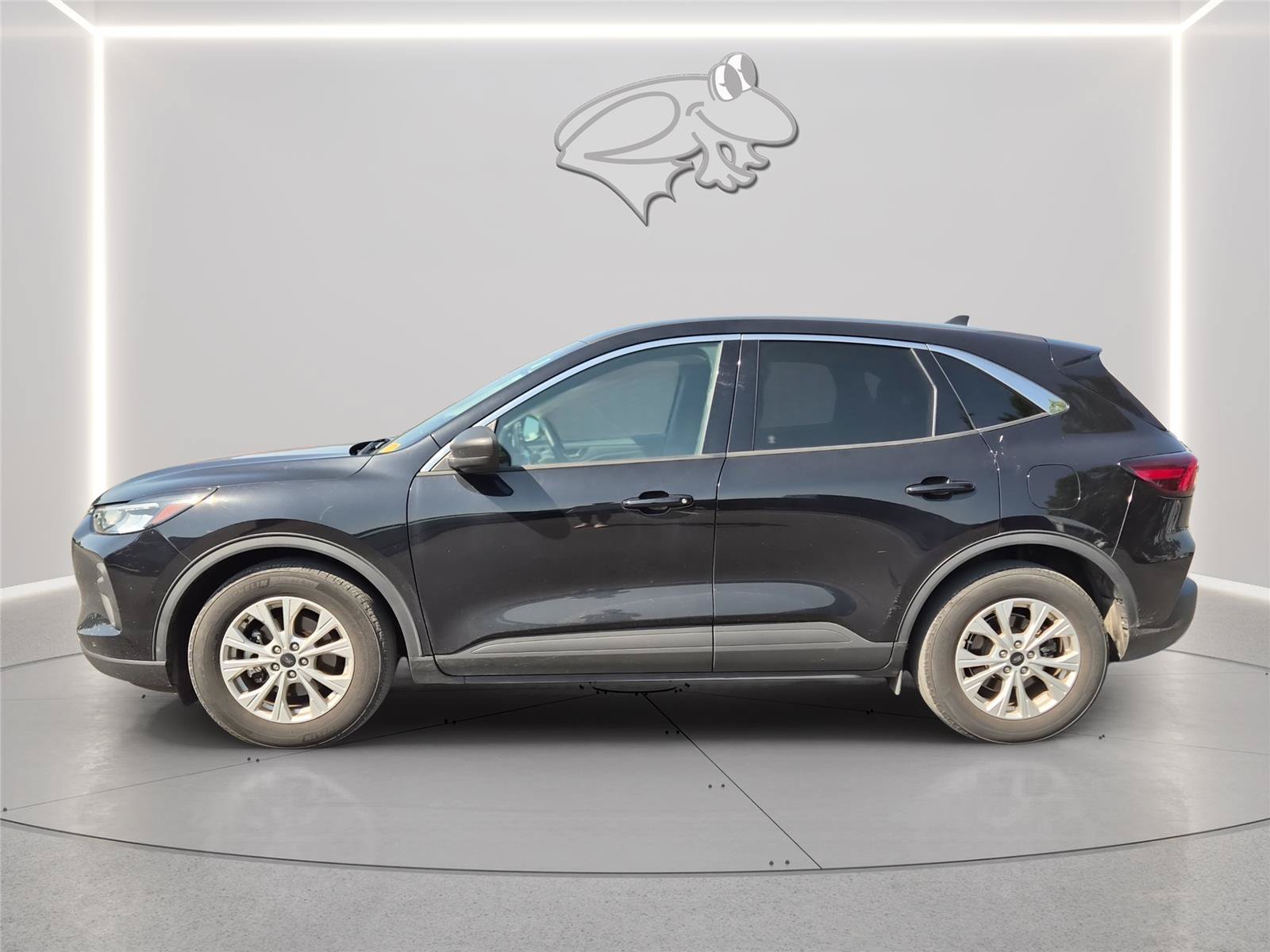 Used 2023 Ford Escape Active w/ Cold Weather Package FWD image 3