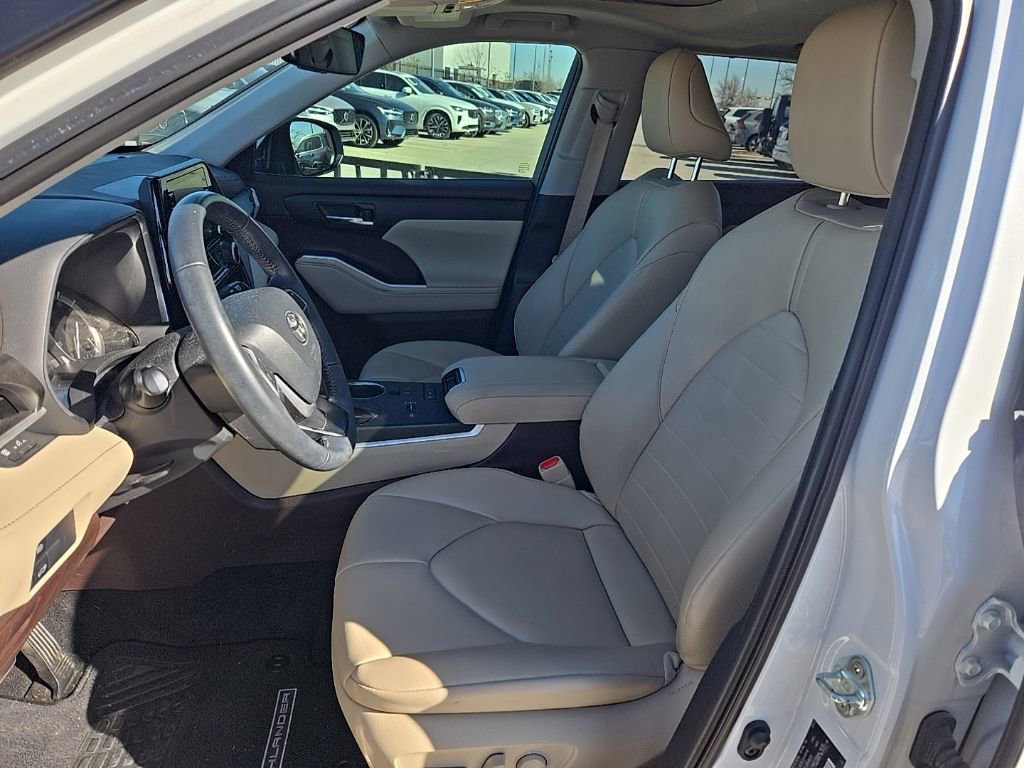 Used 2022 Toyota Highlander XLE image 6