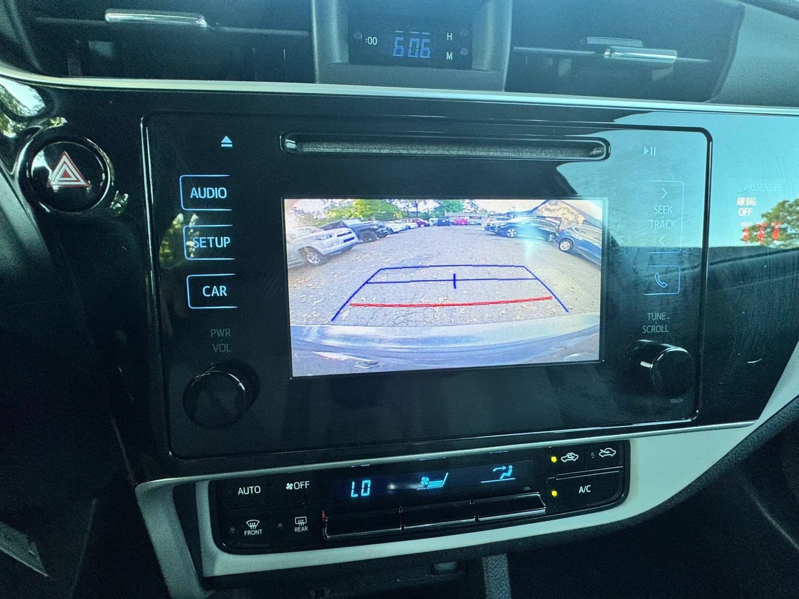 Used 2018 Toyota Corolla LE FWD image 15