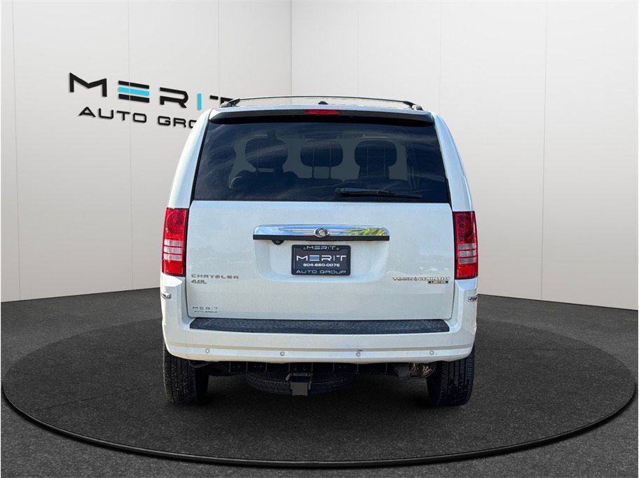 Used 2010 Chrysler Town & Country Limited image 8