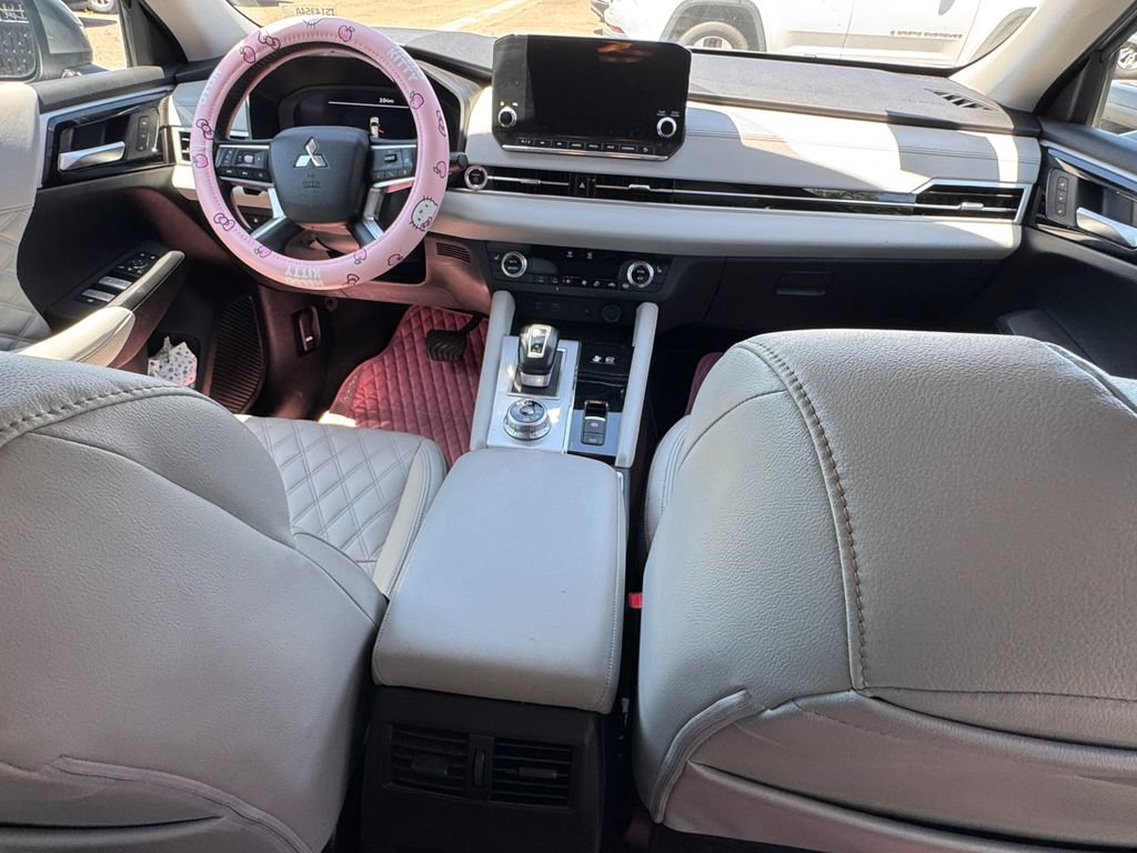Used 2023 Mitsubishi Outlander SEL AWD/4WD image 7
