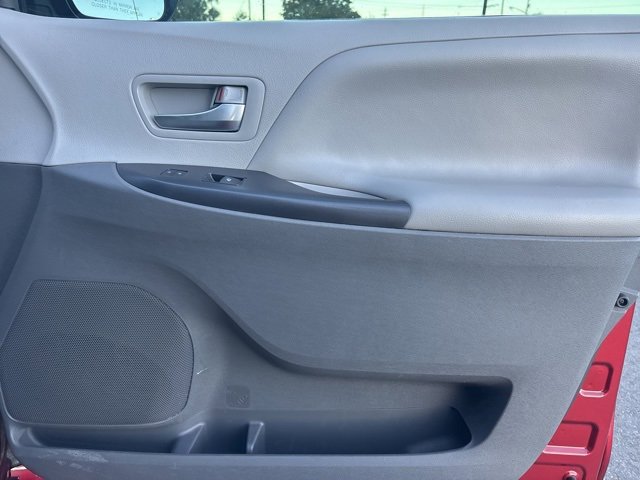 Used 2020 Toyota Sienna LE w/ LE Preferred Package image 10