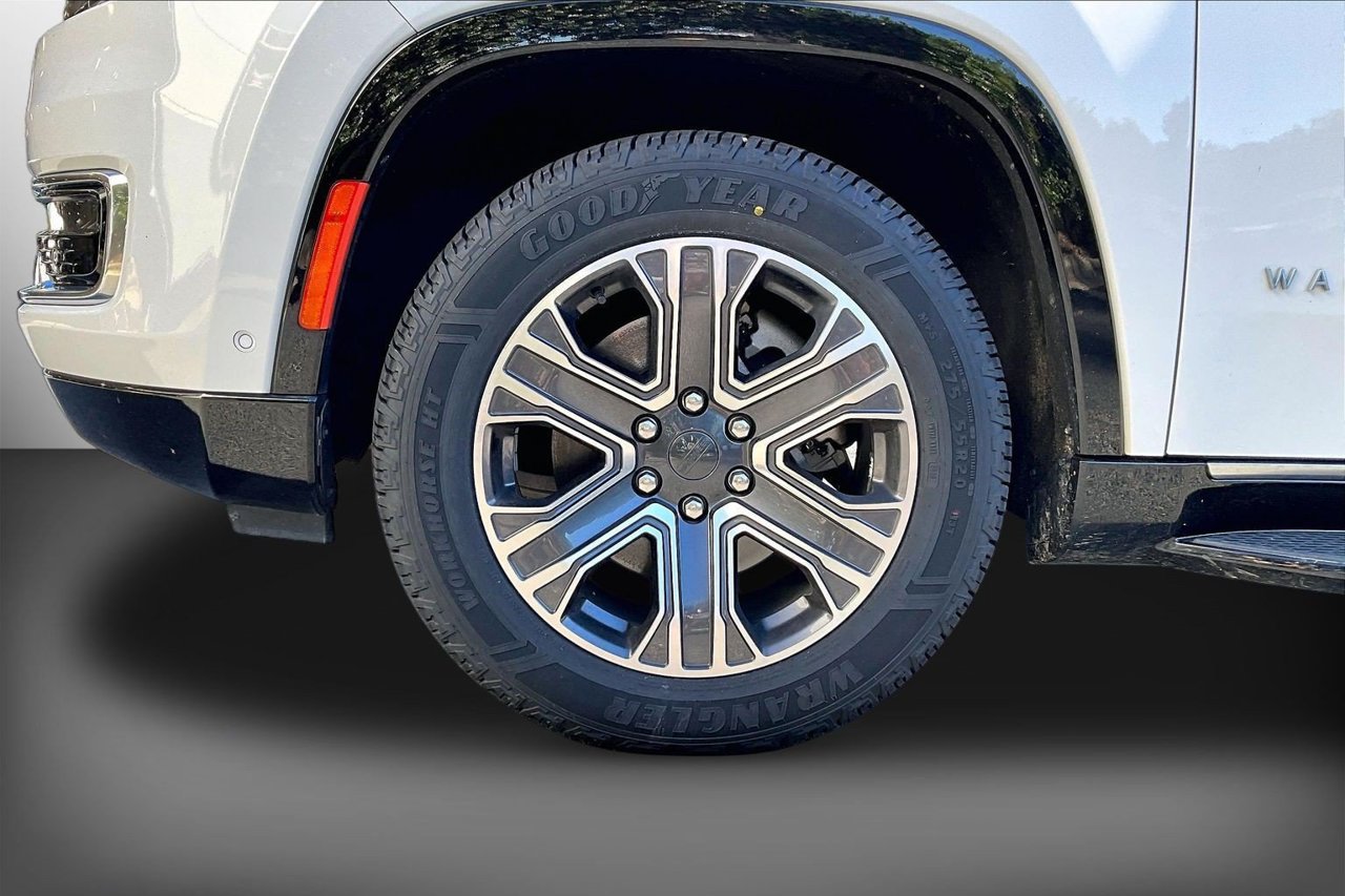 Certified 2024 Jeep Wagoneer L Series II w/ Flexible Seating Group AWD/4WD image 33