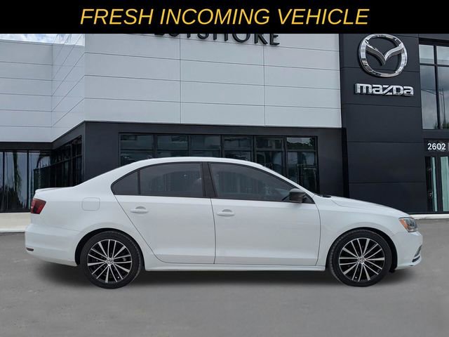 Used 2016 Volkswagen Jetta Sport image 2