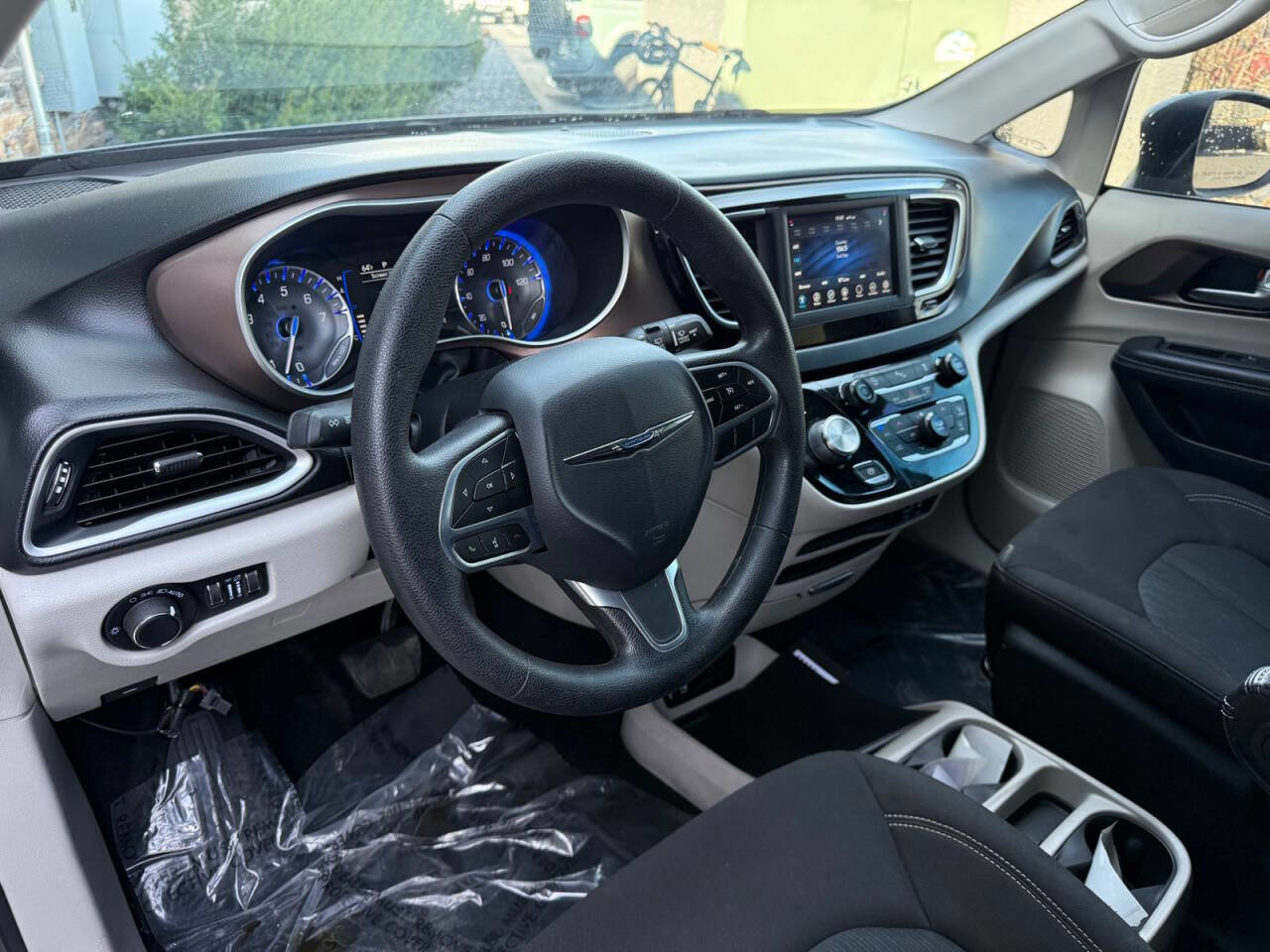 Used 2020 Chrysler Voyager LX image 7