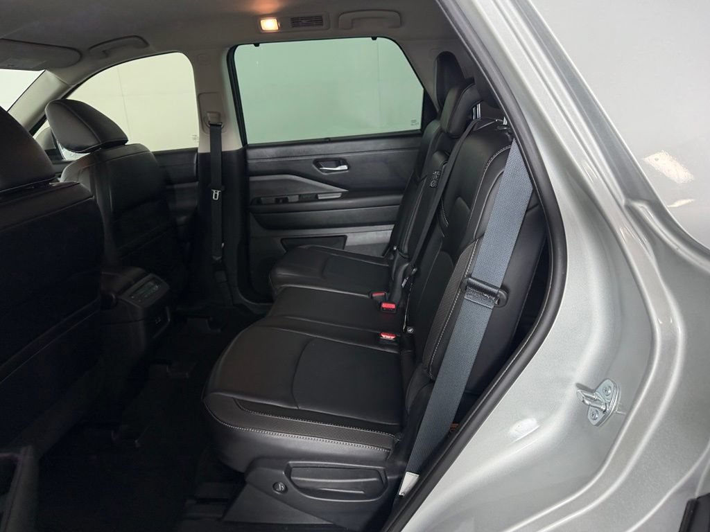Used 2025 Nissan Pathfinder SL FWD image 26
