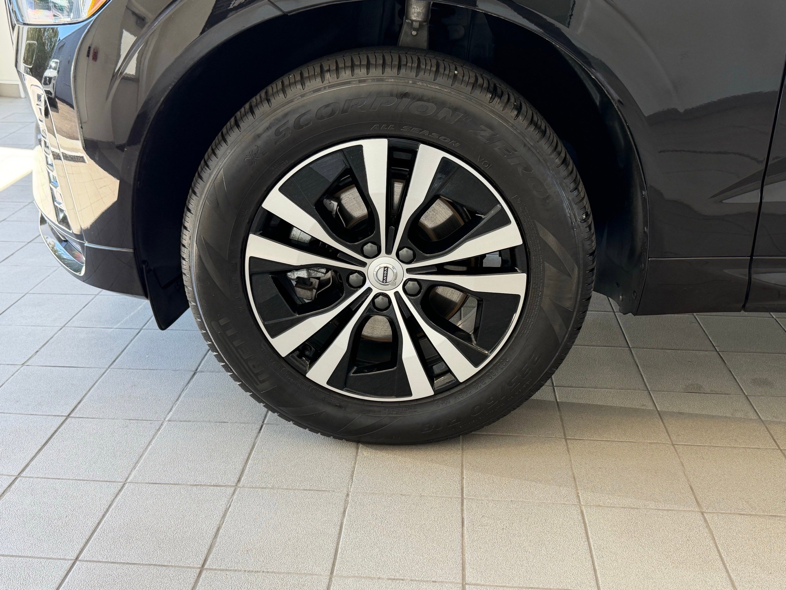 Certified 2025 Volvo XC60 B5 Core image 9