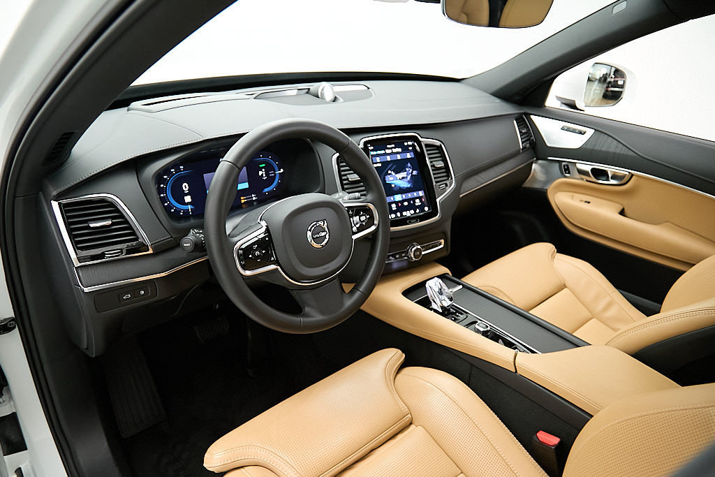 Certified 2024 Volvo XC90 T8 Ultimate w/ Protection Package Premier AWD/4WD image 12