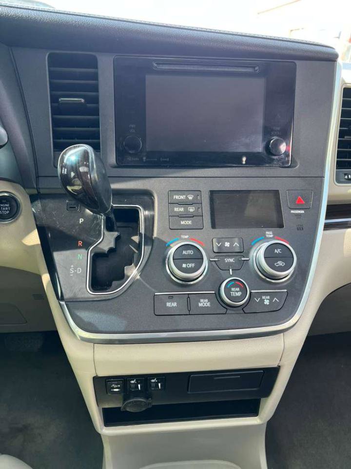 Used 2017 Toyota Sienna XLE w/ XLE Navigation Package image 31