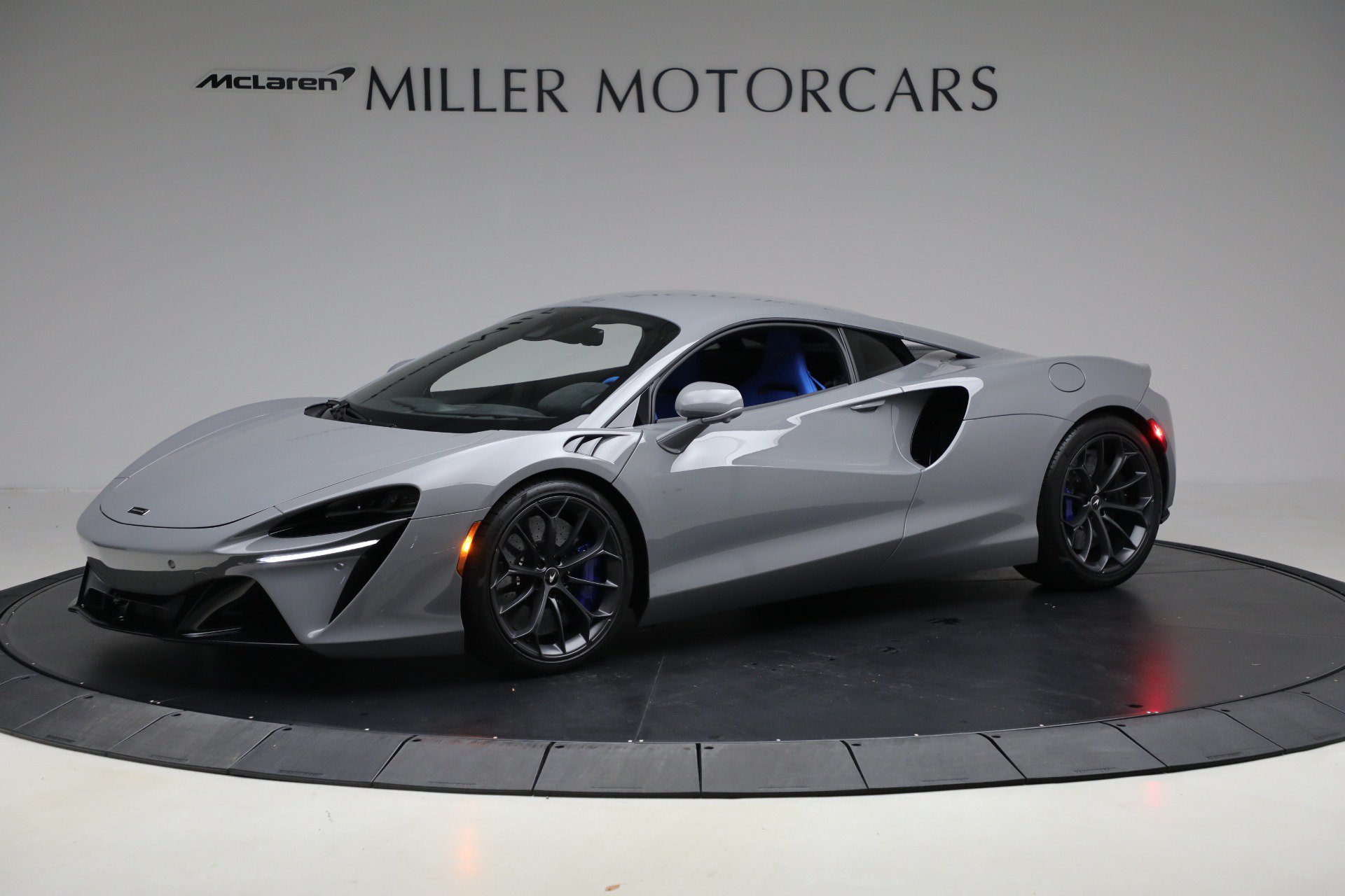 Used 2023 McLaren Artura RWD image 2