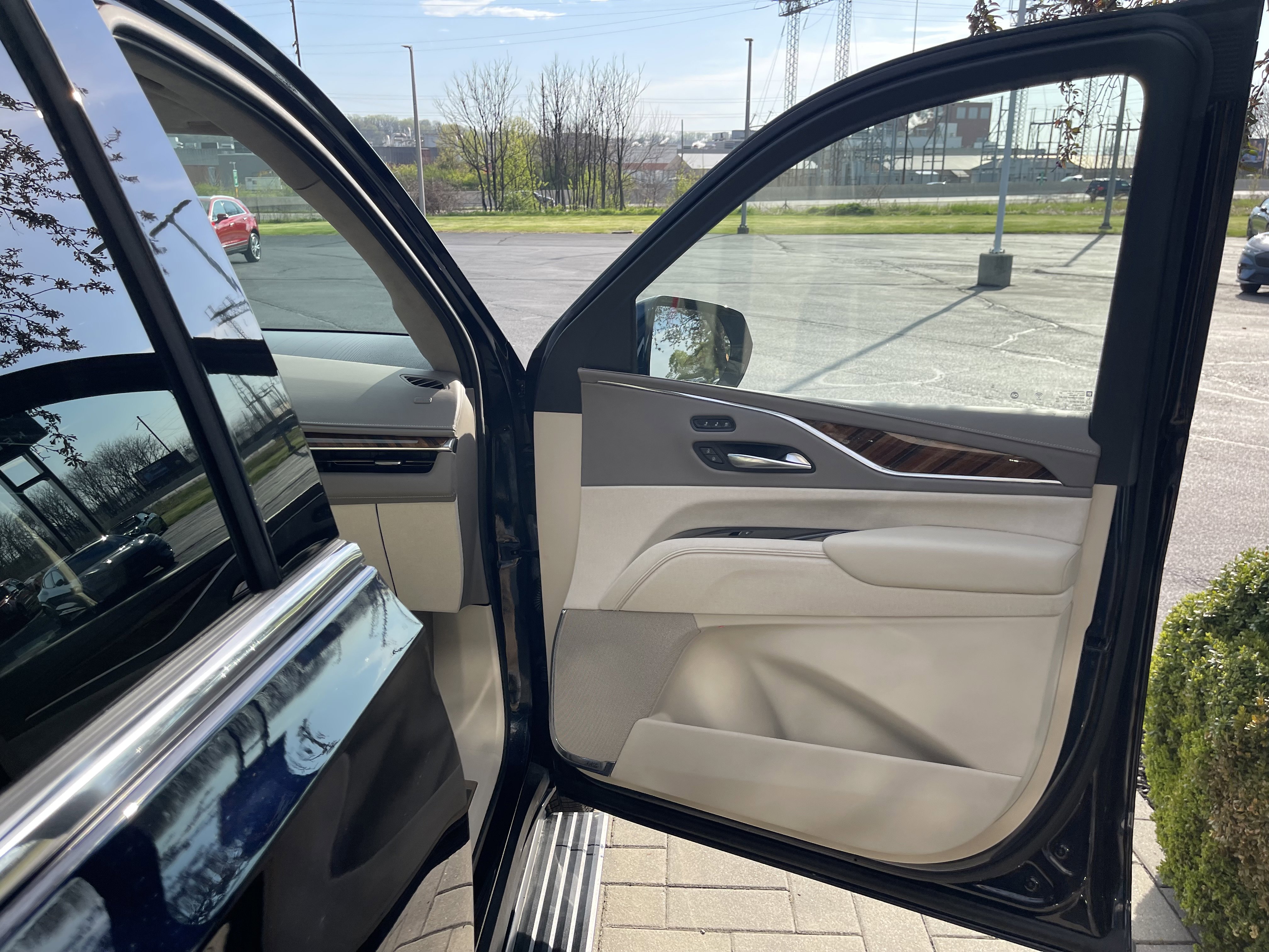 Used 2021 Cadillac Escalade Premium Luxury Platinum image 18