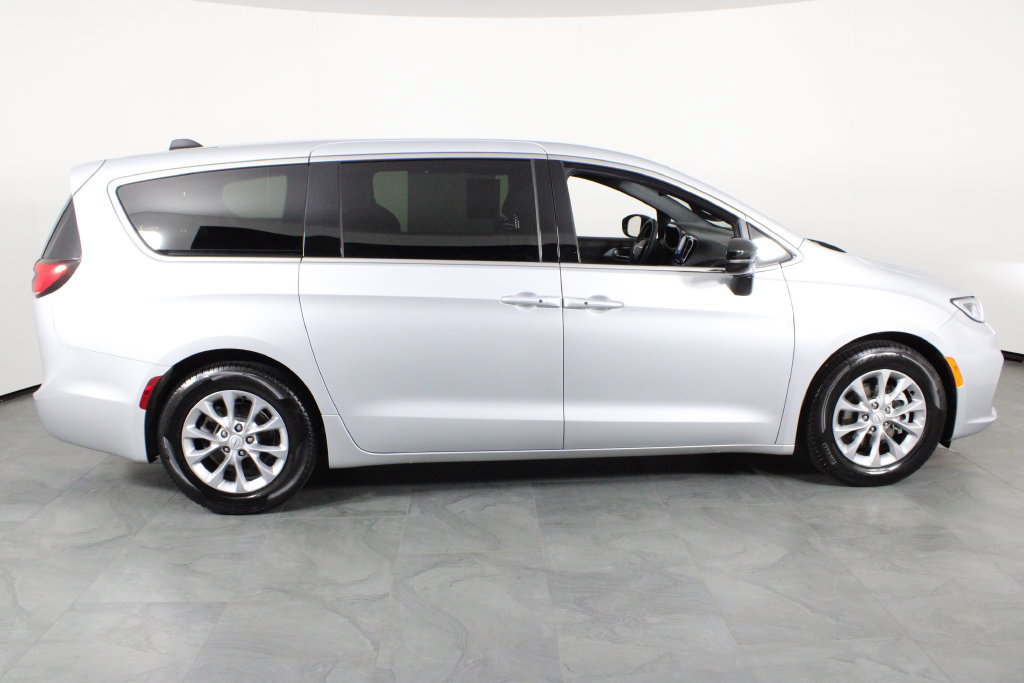 Used 2026 Chrysler Pacifica Limited FWD image 11