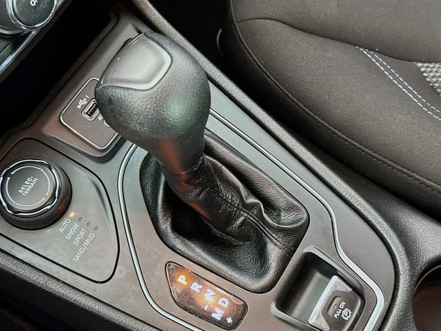 Used 2019 Jeep Cherokee Latitude w/ Popular Appearance Group AWD/4WD image 16