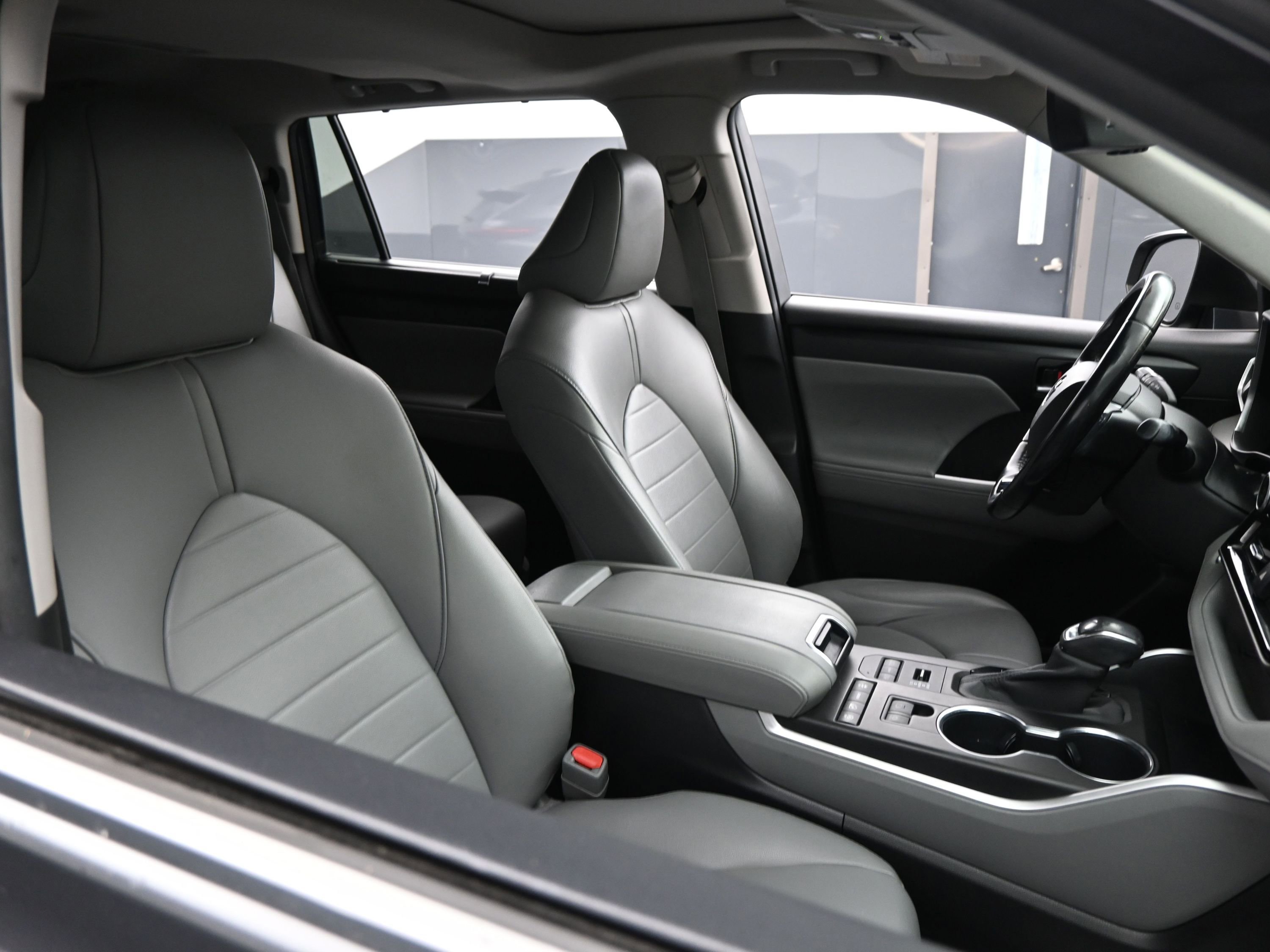 Used 2020 Toyota Highlander XLE image 23