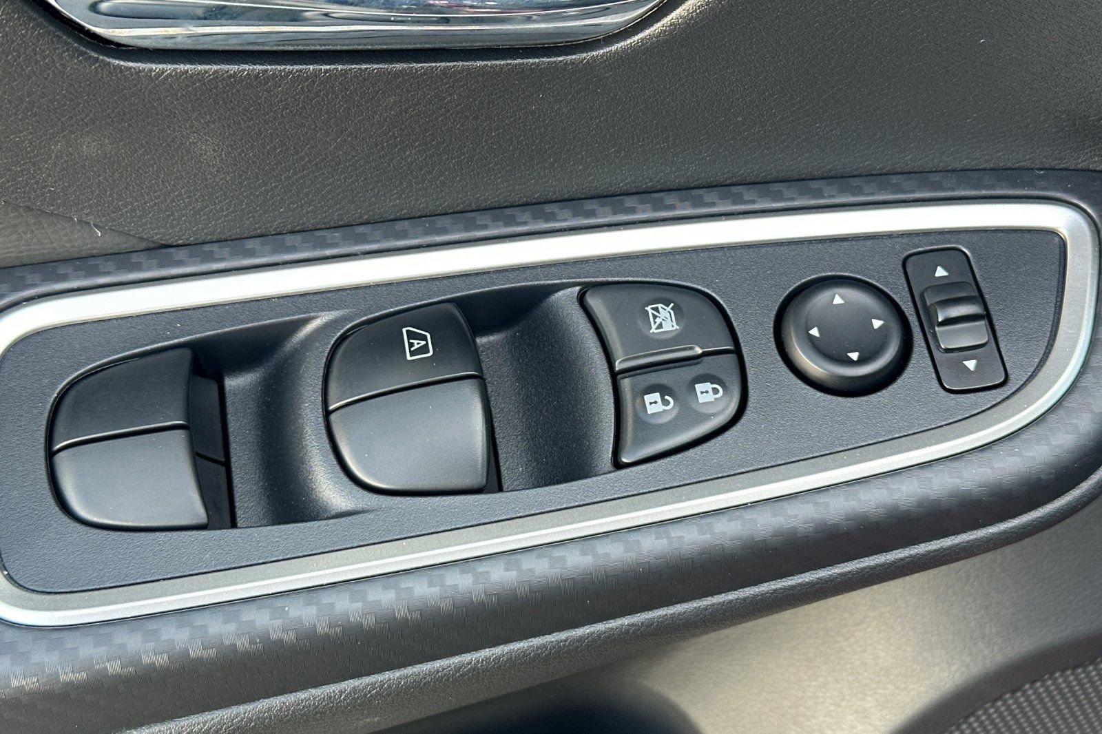 Used 2025 Nissan Versa SR w/ Trunk Package image 12