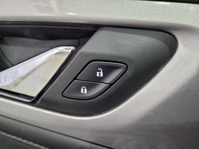 Used 2022 Chevrolet Traverse LT image 45