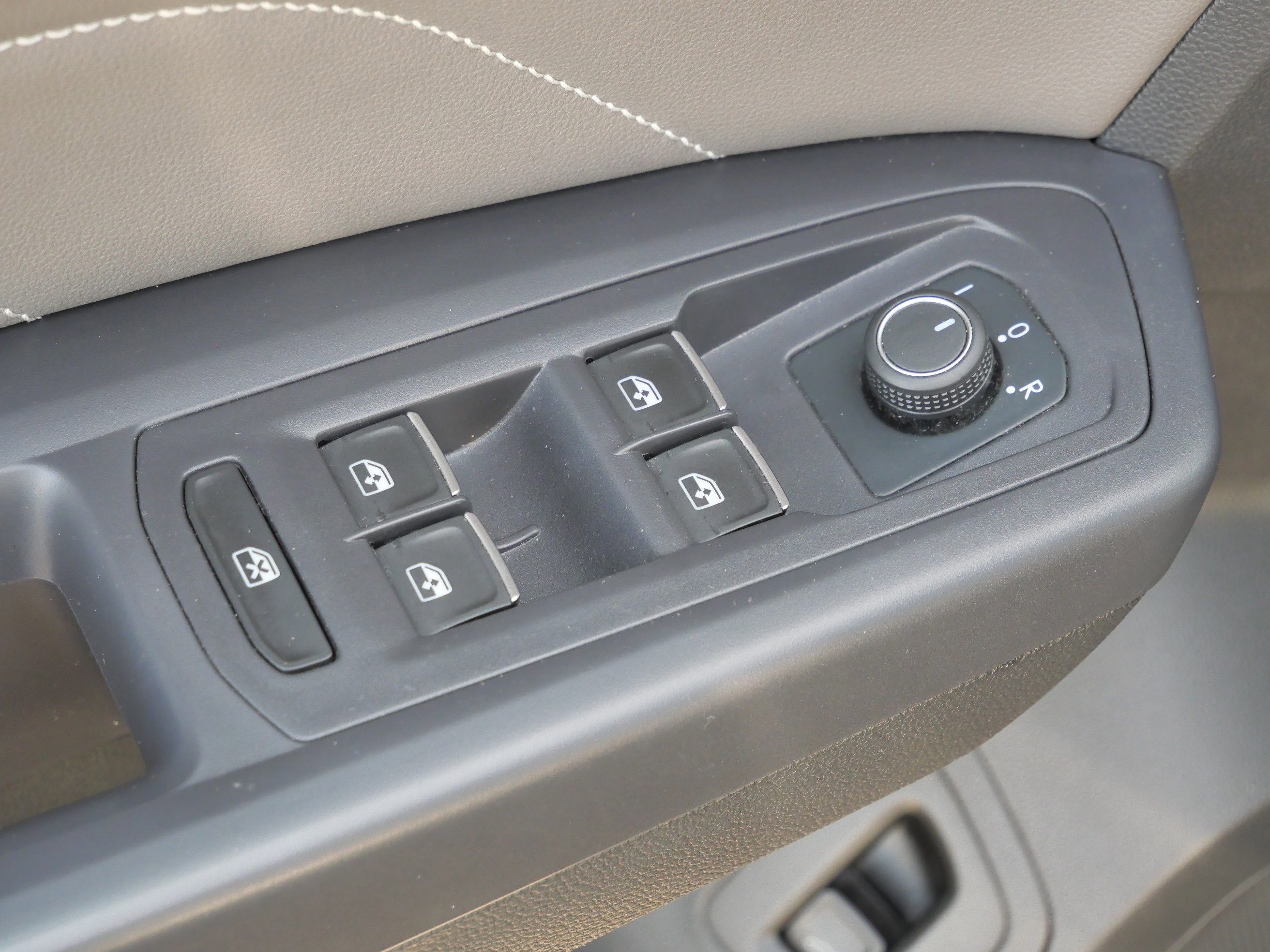 Certified 2021 Volkswagen Atlas Cross Sport SEL R-Line w/ Cross Sport MDO Package AWD/4WD image 19