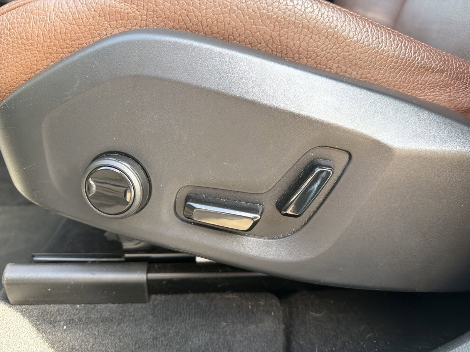 Certified 2025 Volvo XC60 T8 Plus w/ Protection Package Premier image 75