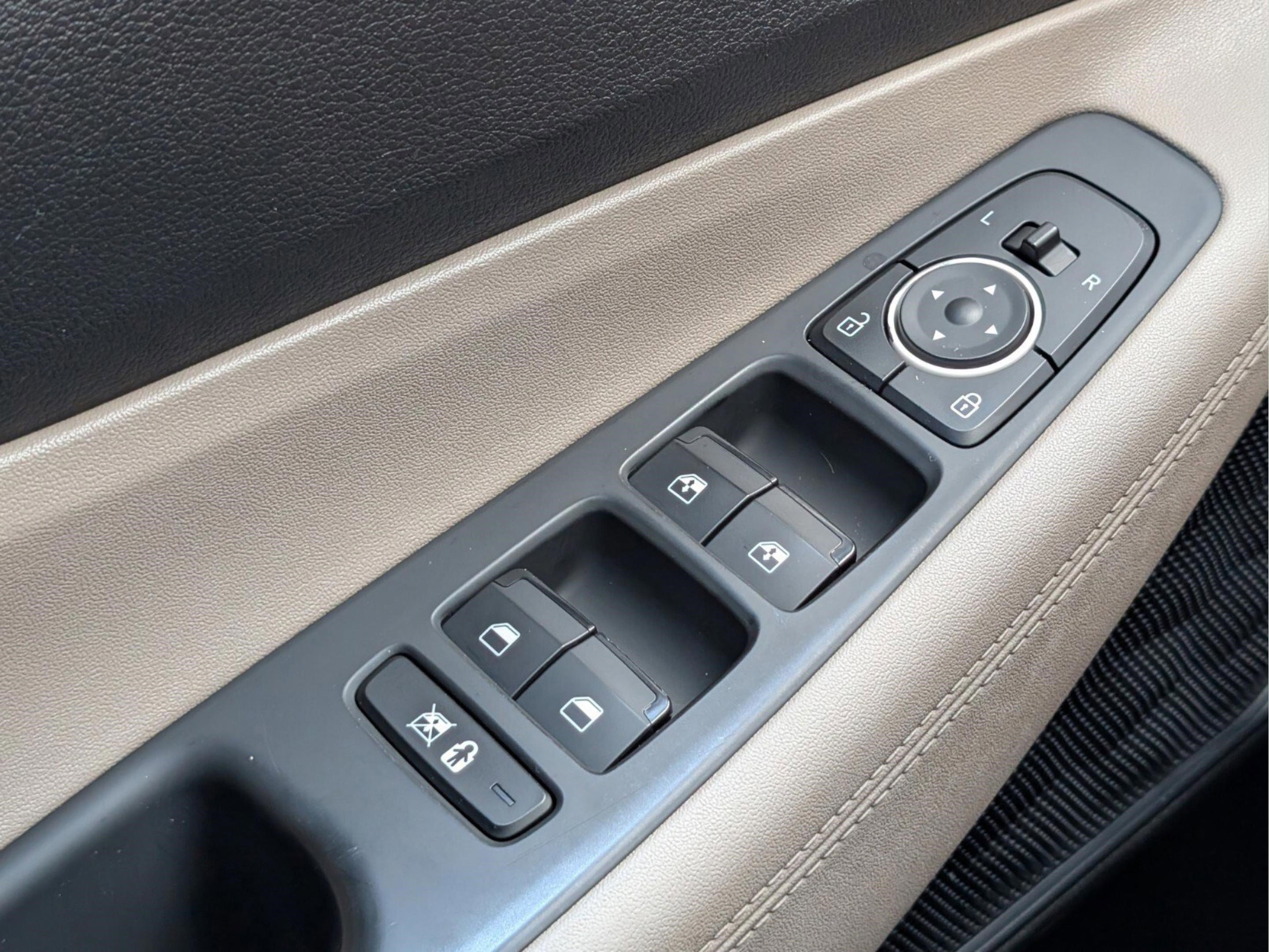 Used 2019 Hyundai Santa Fe SEL FWD image 23