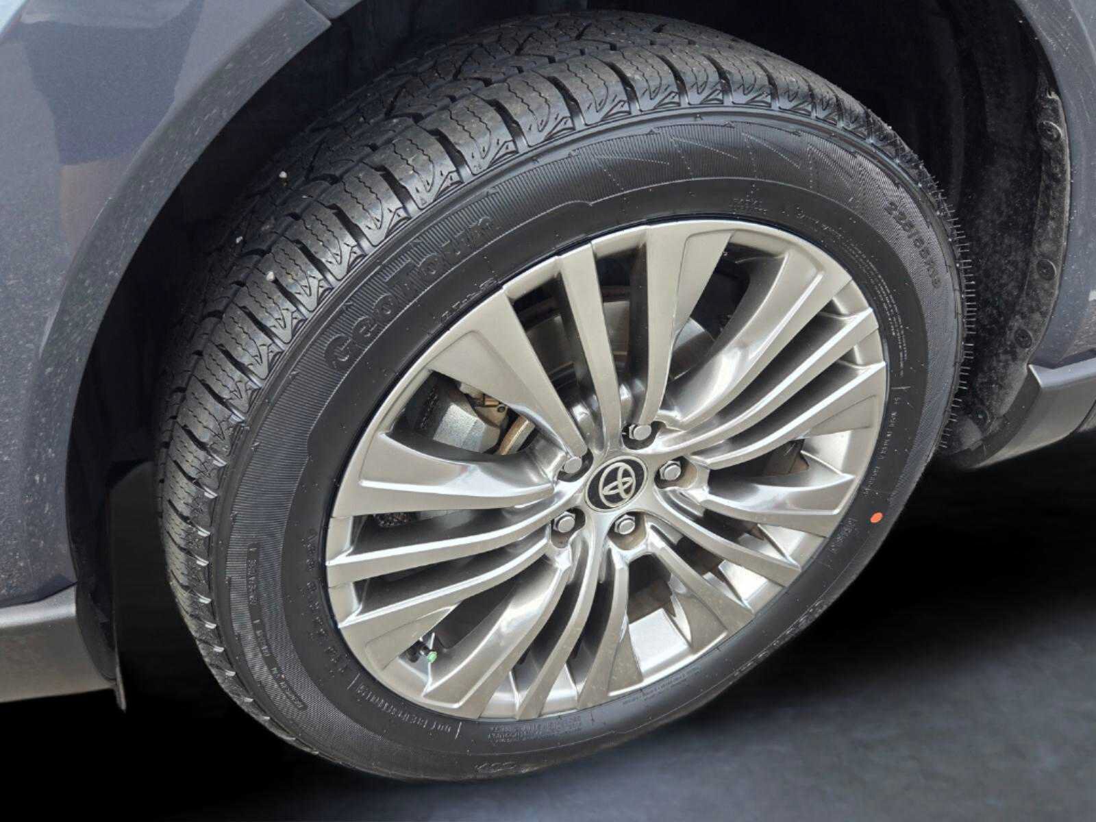 Used 2022 Toyota Venza XLE AWD/4WD image 15