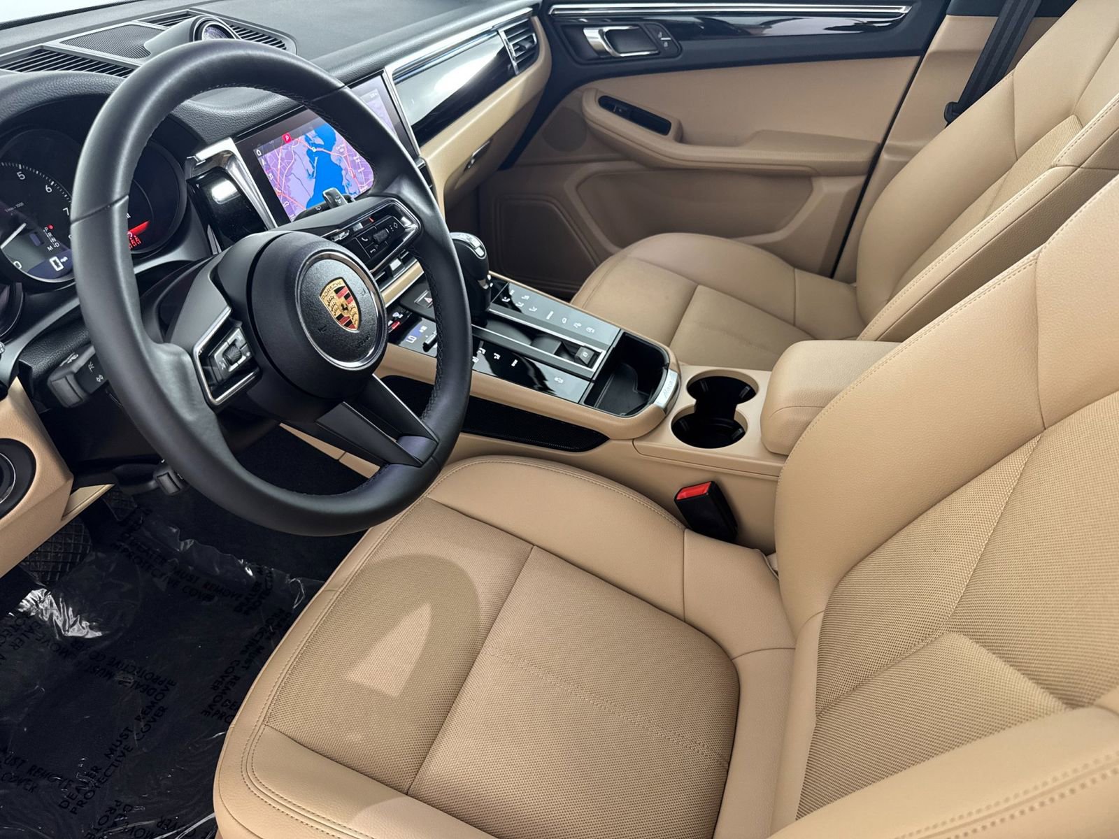 Certified 2025 Porsche Macan image 4