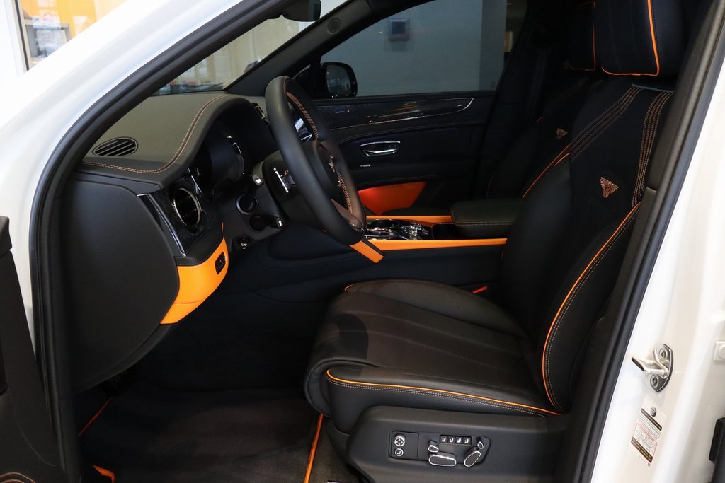 Used 2025 Bentley Bentayga image 3