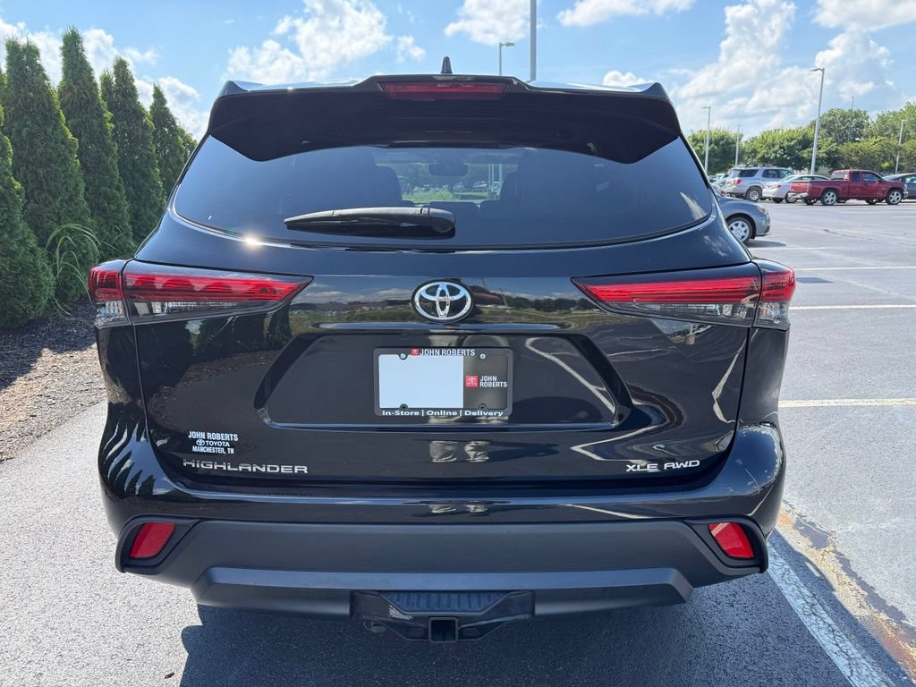 Used 2022 Toyota Highlander XLE AWD/4WD image 3