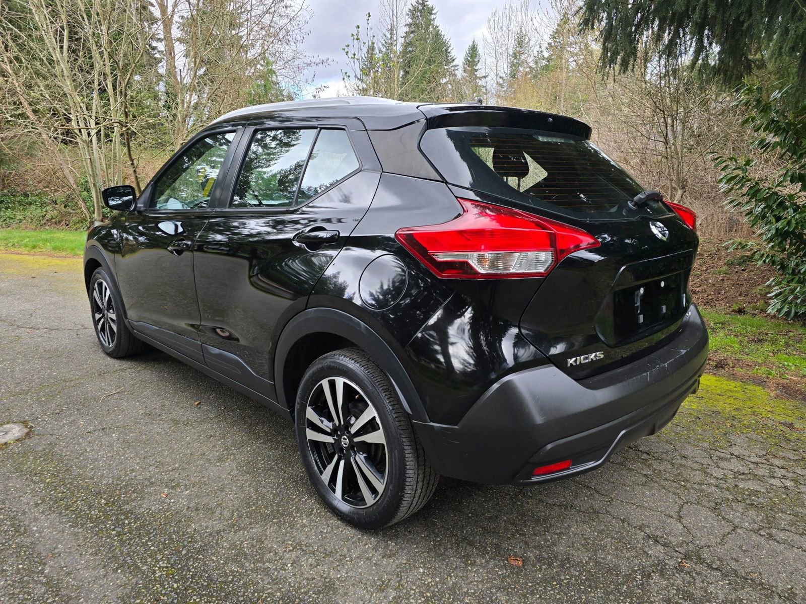 Used 2019 Nissan Kicks SV image 3
