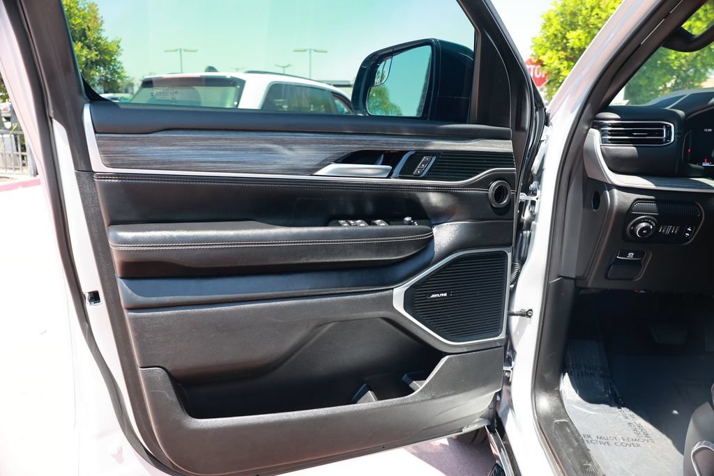 Used 2023 Jeep Wagoneer Series II AWD/4WD image 18
