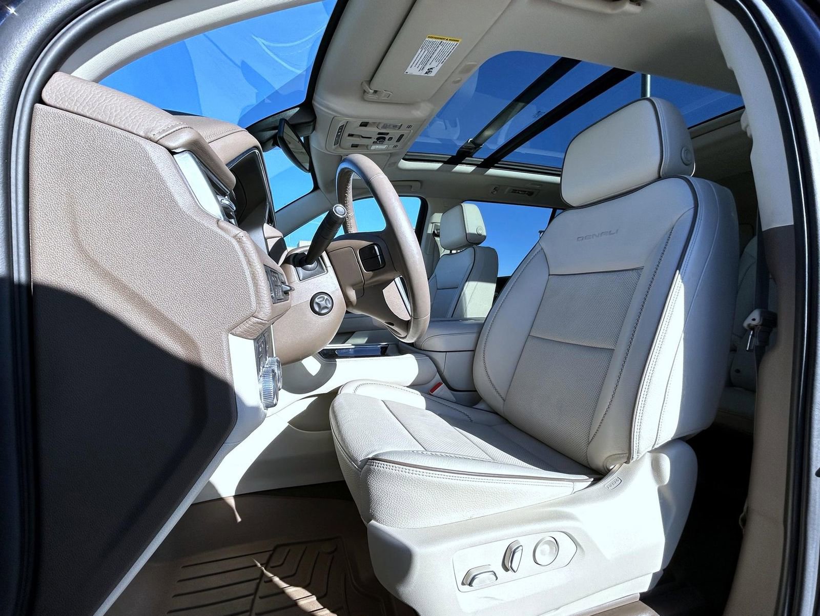 Used 2022 GMC Yukon XL Denali image 10