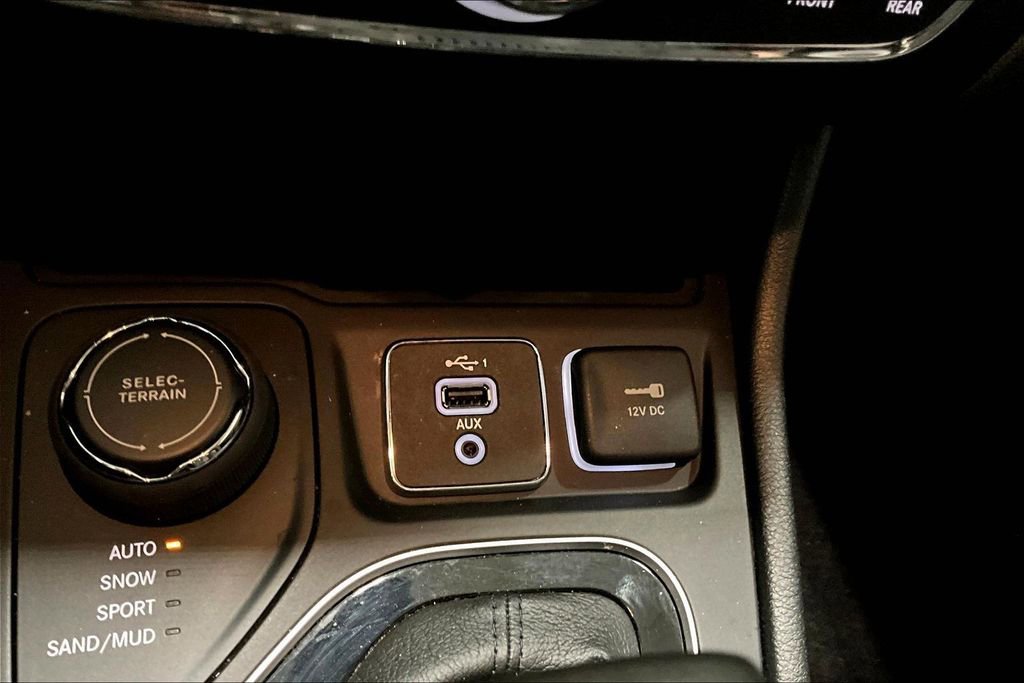 Used 2022 Jeep Cherokee Limited AWD/4WD image 16