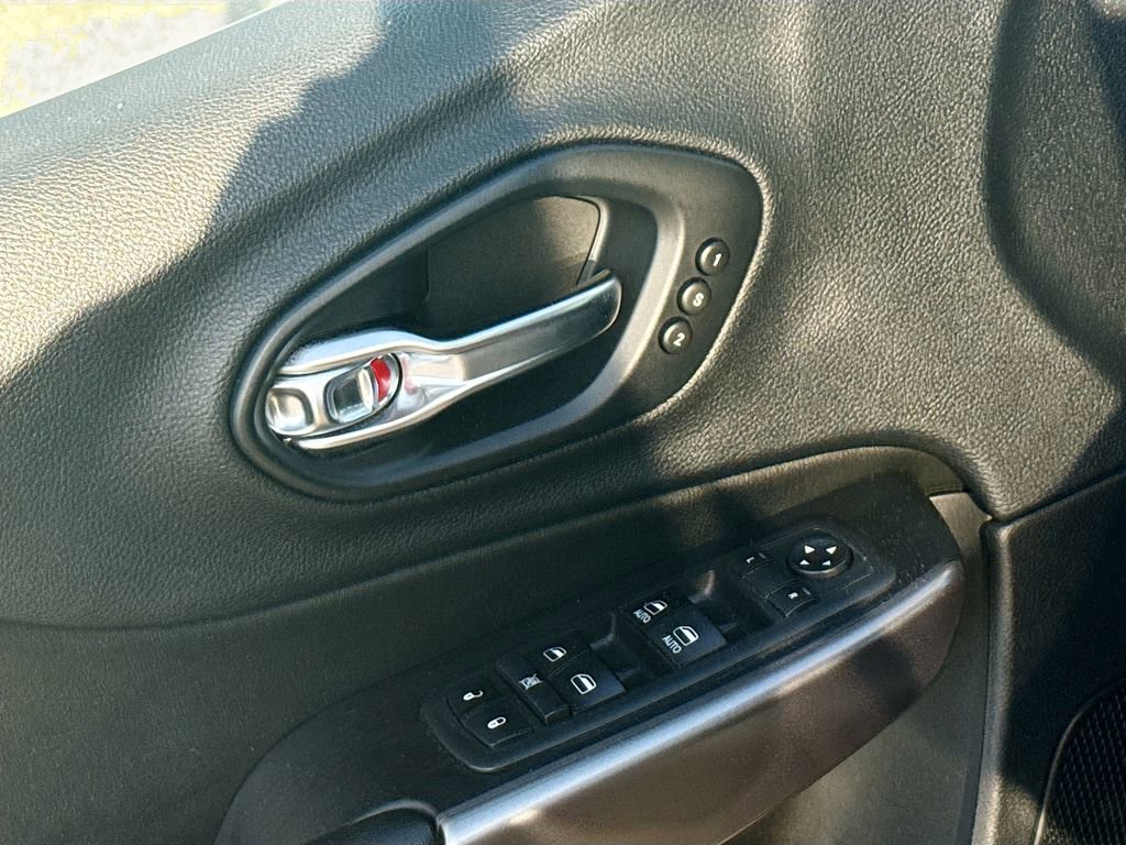 Used 2019 Jeep Cherokee Limited image 17