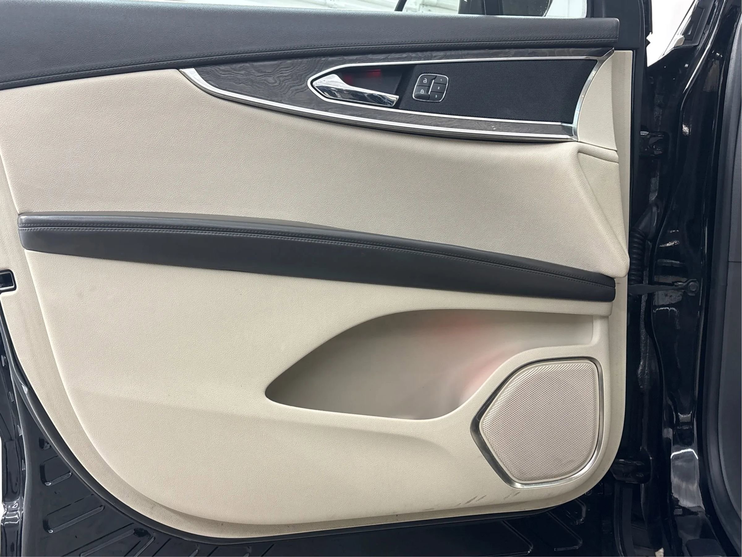 Used 2018 Lincoln MKX Reserve w/ Lincoln MKX Climate Package image 26