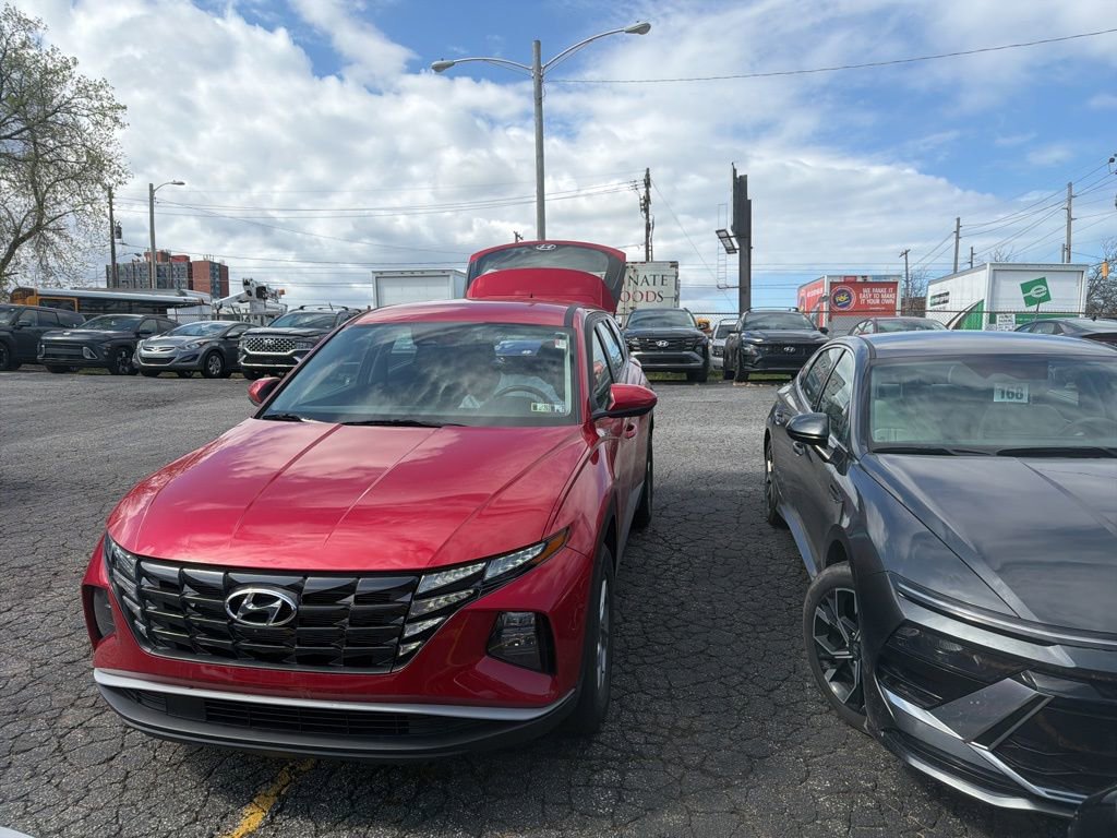 Used 2022 Hyundai Tucson SE image 1