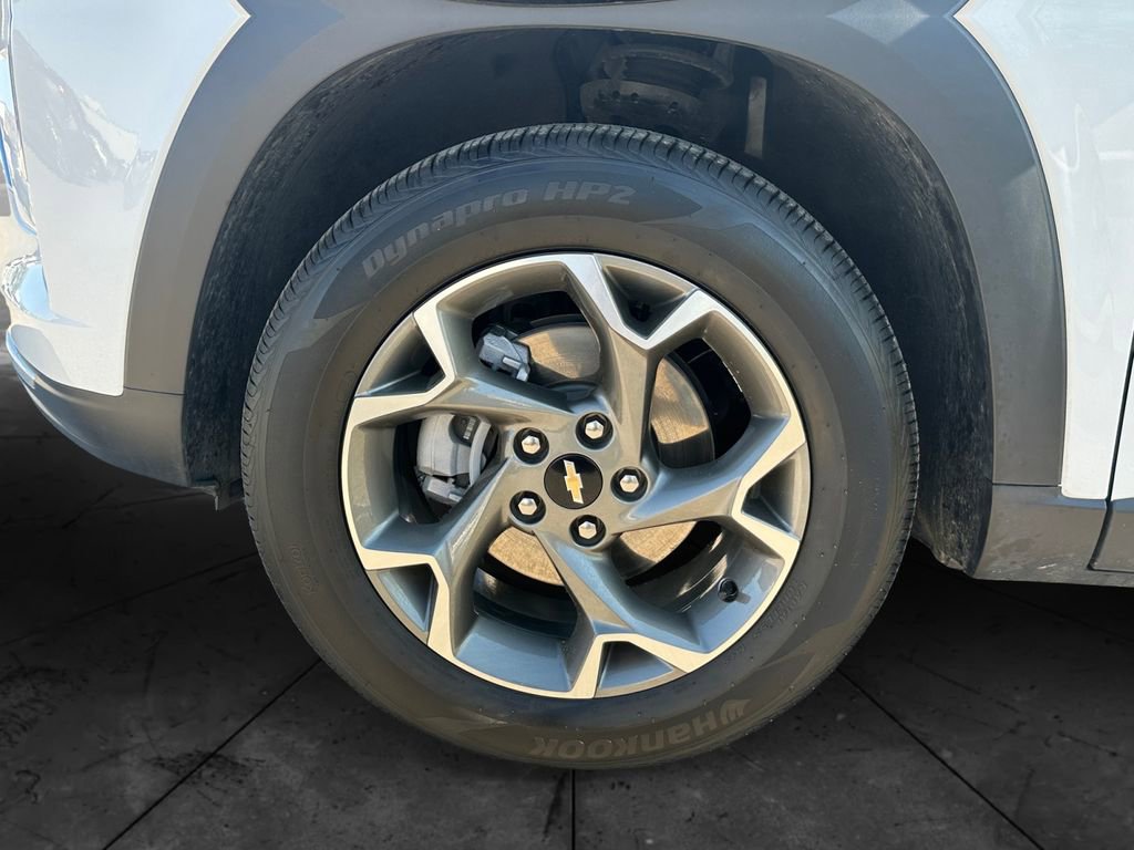 Certified 2025 Chevrolet Trax LT FWD image 14