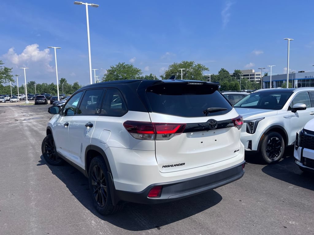 Used 2019 Toyota Highlander SE w/ Nightshade Edition AWD/4WD image 6