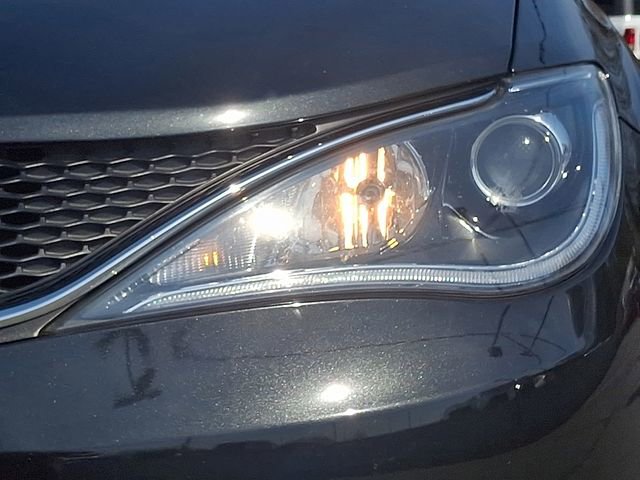 Used 2018 Chrysler Pacifica Touring-L image 9