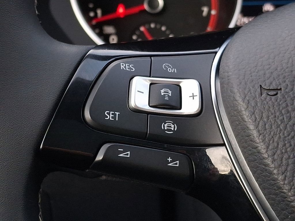 Used 2021 Volkswagen Tiguan SE w/ Panoramic Sunroof Package image 17