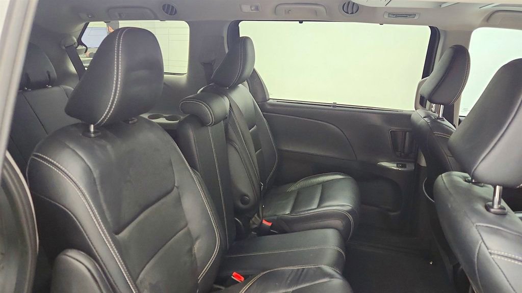 Used 2018 Toyota Sienna SE Premium image 24