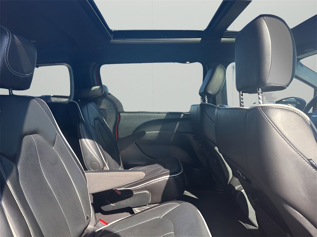 Used 2025 Chrysler Pacifica Limited image 18