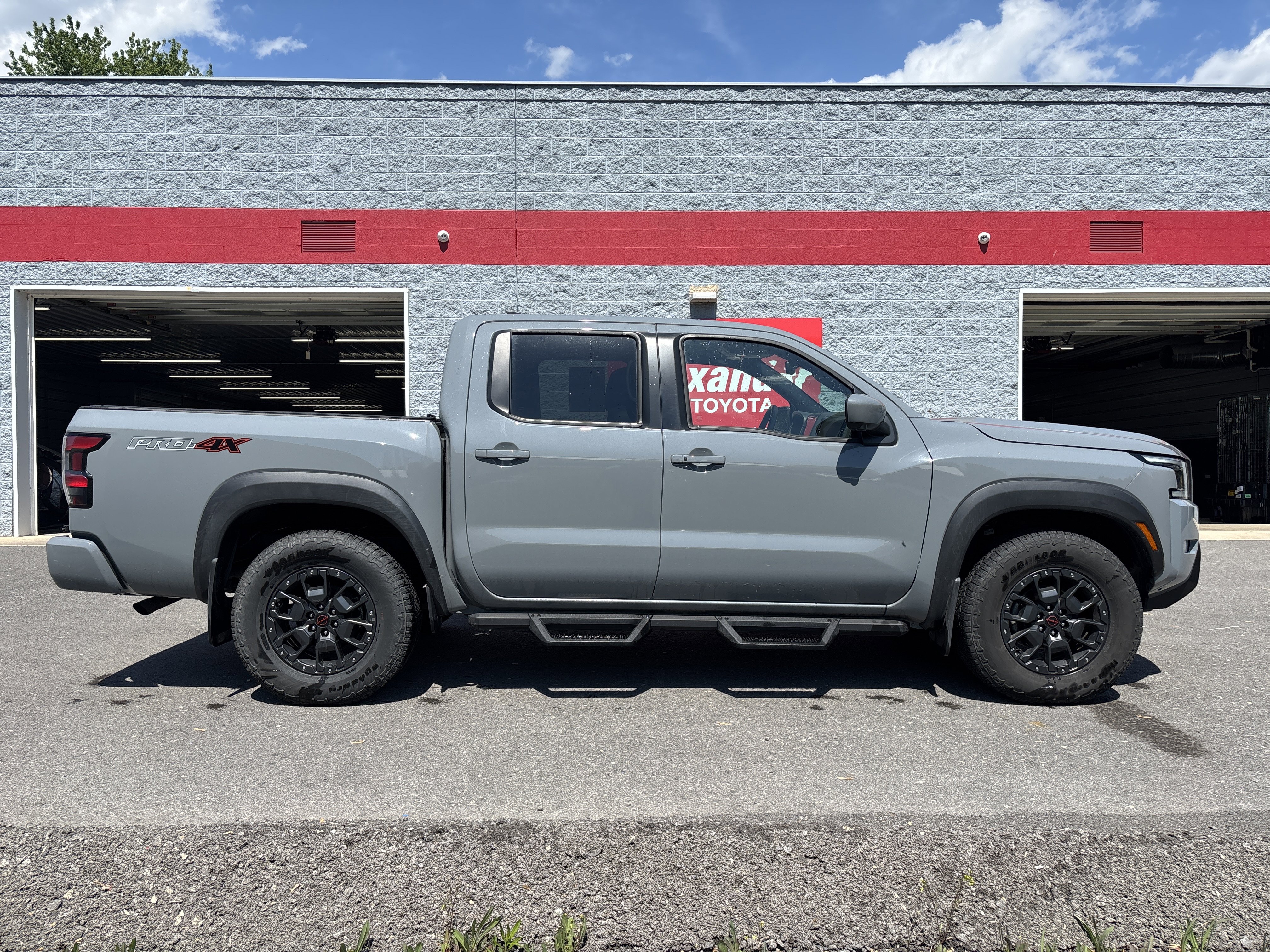 Used 2023 Nissan Frontier PRO-4X w/ Pro-4X Premium Package AWD/4WD image 2