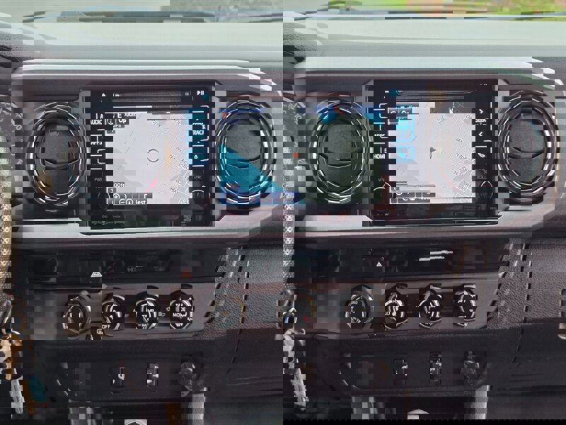 Used 2017 Toyota Tacoma TRD Off-Road image 18