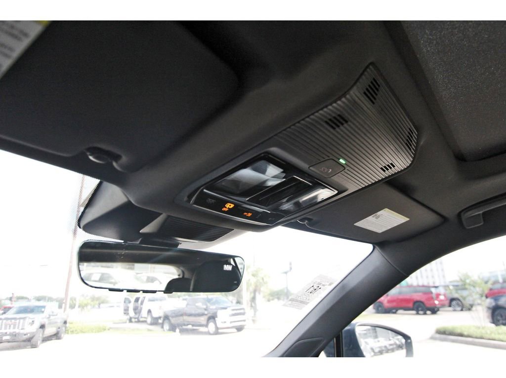 Used 2025 Volkswagen Tiguan SE R-Line image 17