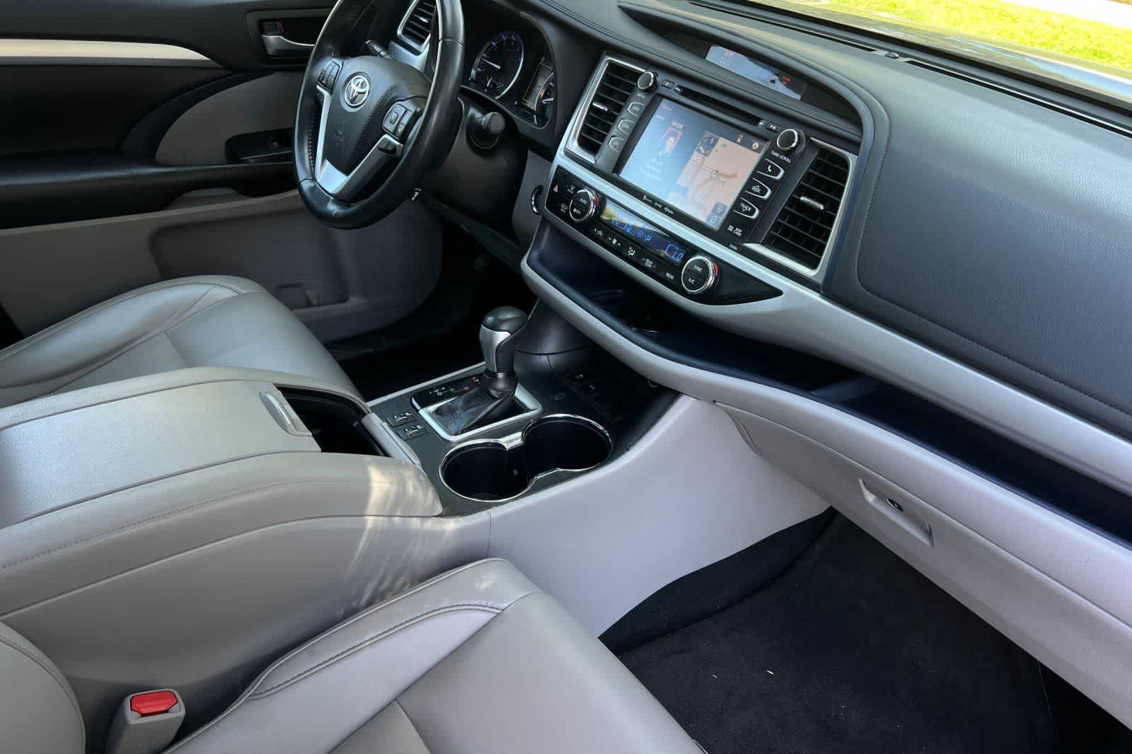 Used 2019 Toyota Highlander XLE FWD image 17