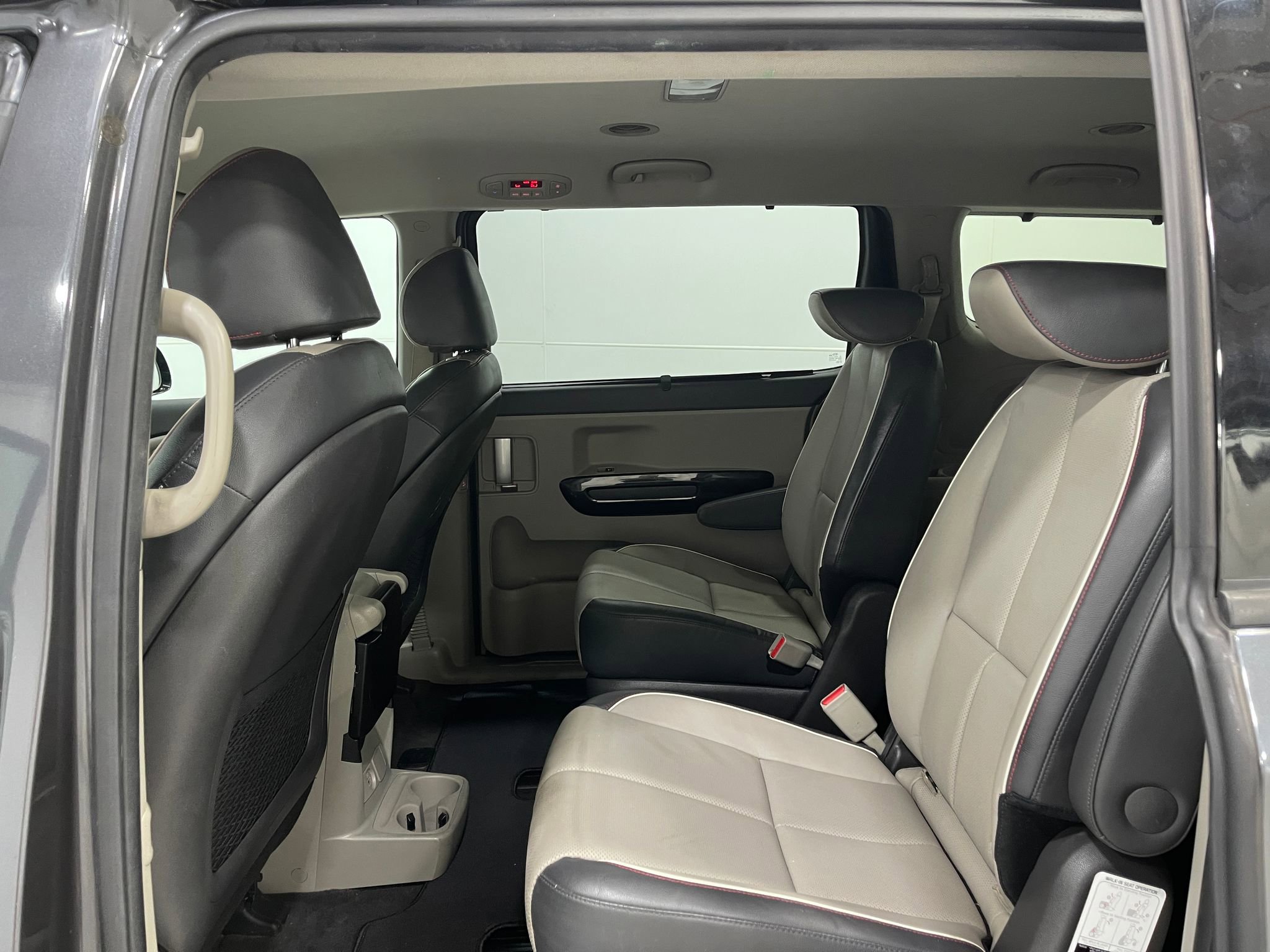 Used 2017 Kia Sedona EX image 29