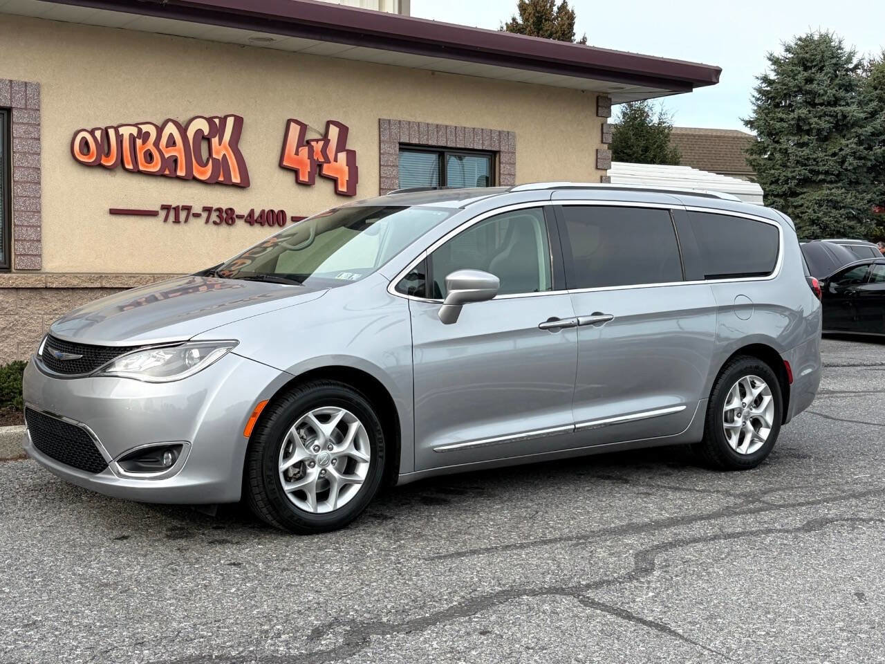 Used 2020 Chrysler Pacifica Touring-L w/ Tire & Wheel Group image 4