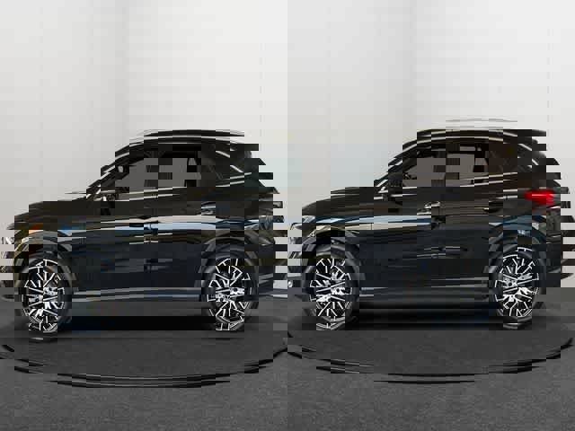 Used 2025 Mercedes-Benz GLC 300 4MATIC image 3