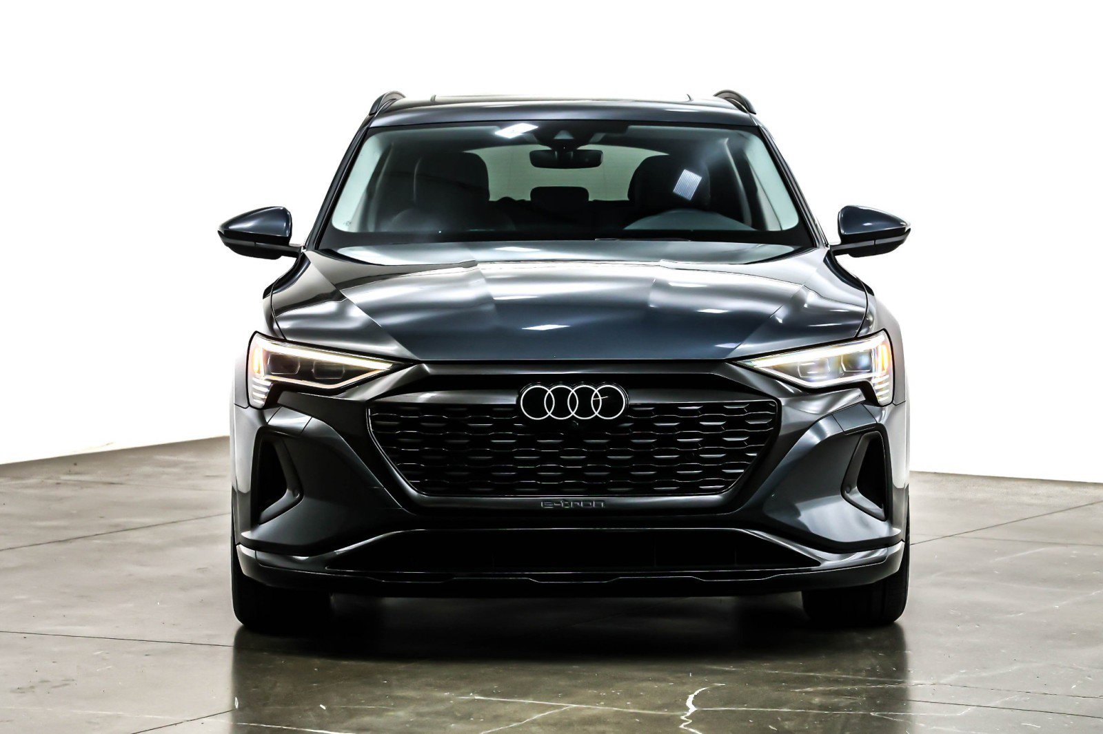 Used 2024 Audi Q8 e-tron Premium image 3