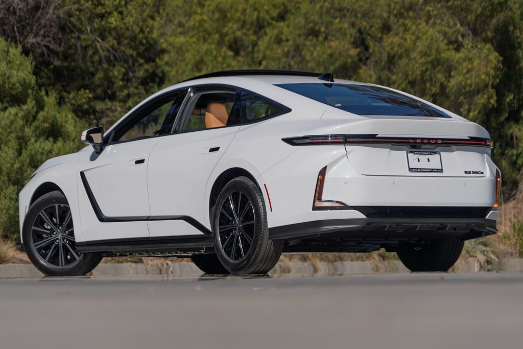 New 2026 Lexus ES 350e FWD image 3